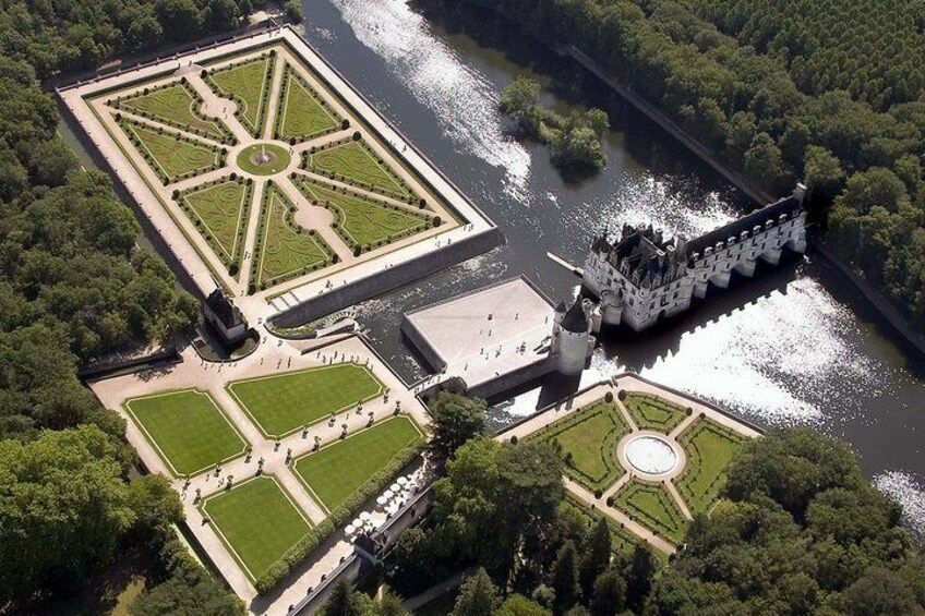 Loire Castles : Chenonceau, Cheverny, Chambord Guided Tour from Paris by minivan