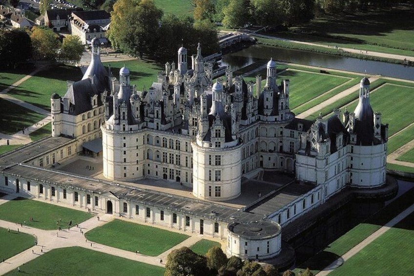 Loire Castles : Chenonceau, Cheverny, Chambord Guided Tour from Paris by minivan