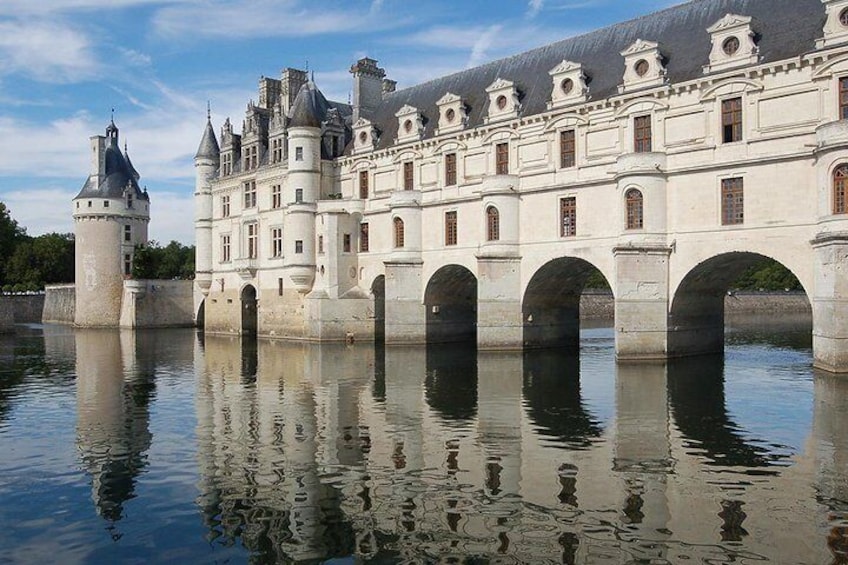 Loire Castles : Chenonceau, Cheverny, Chambord Guided Tour from Paris by minivan