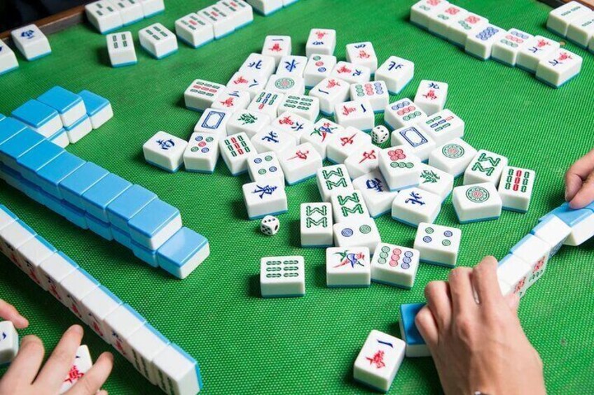 Learn and play MahJong with local expert