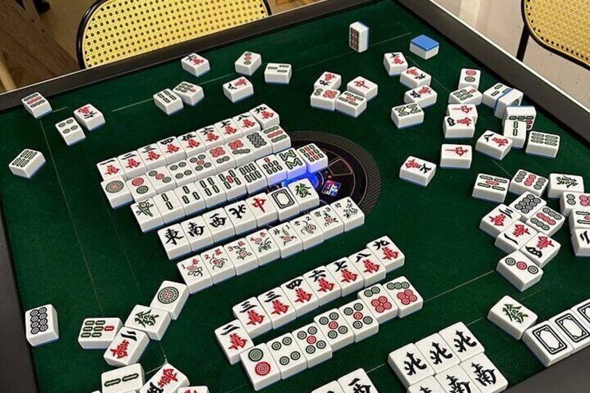 Learn and play MahJong with local expert