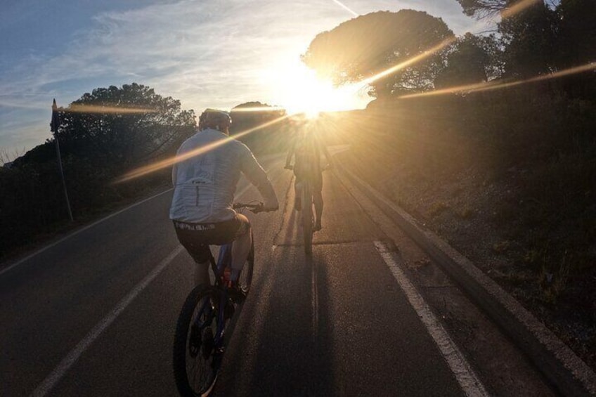2-Hour Guided Sunset E-bike Tour in Lacona