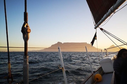 Crucero al atardecer de 90 minutos por Ciudad del Cabo con el Espíritu de V...