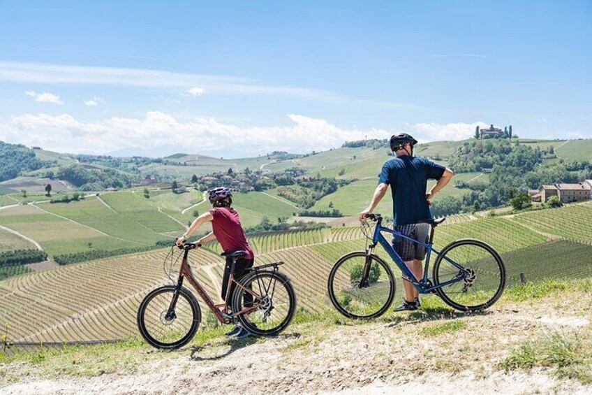 E-bike in the Langhe: Landscapes, wines and cuisine.