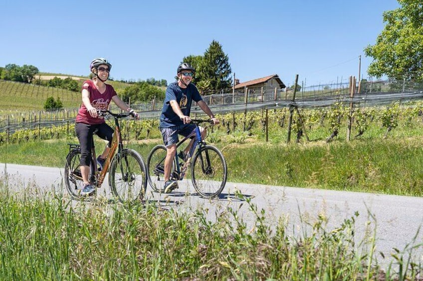 E-bike in the Langhe: Landscapes, wines and cuisine.