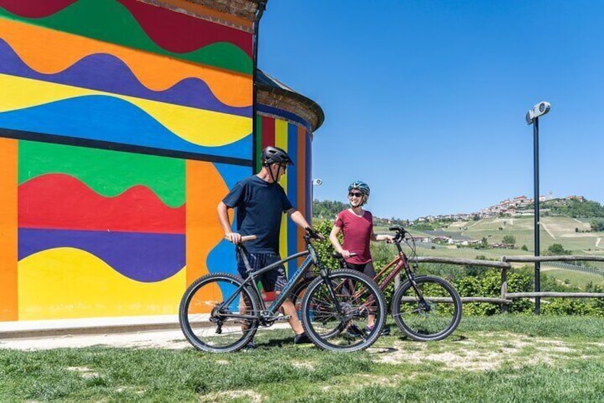 E-bike in the Langhe: Landscapes, wines and cuisine.