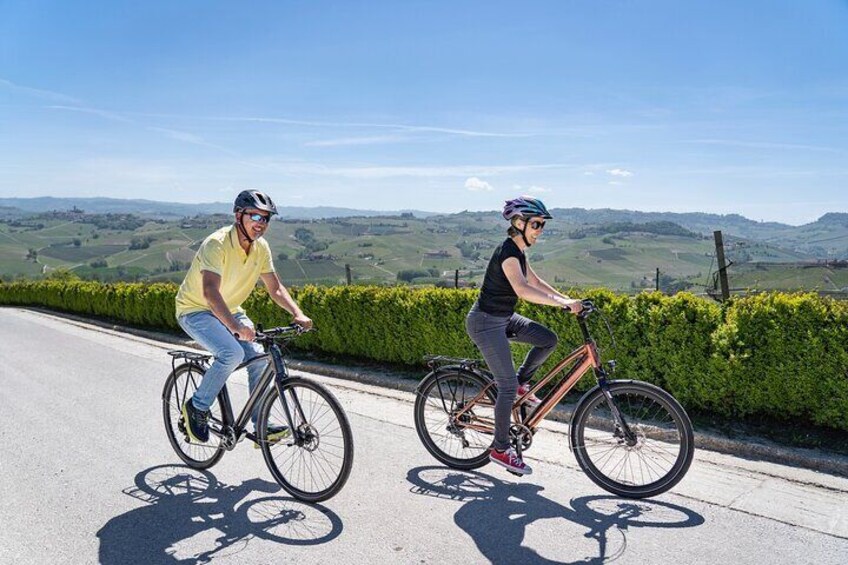 E-bike in the Langhe: Landscapes, wines and cuisine.
