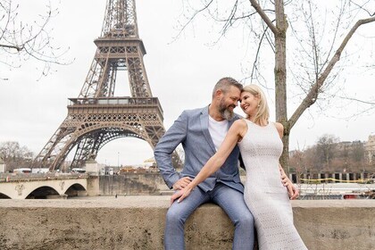 Fotoshoot i Paris med fotograf foran Eiffeltårnet