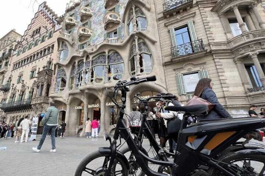 3 Hours Barcelona Guided Gaudi E-Bike Tour