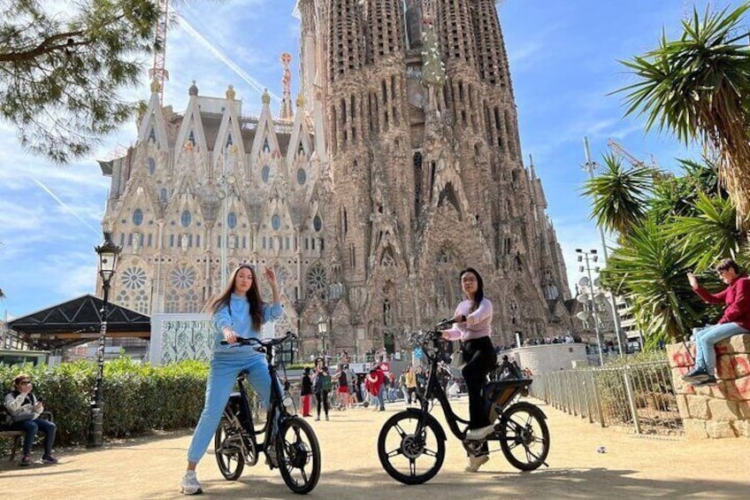 3 Hours Barcelona Guided Gaudi E-Bike Tour