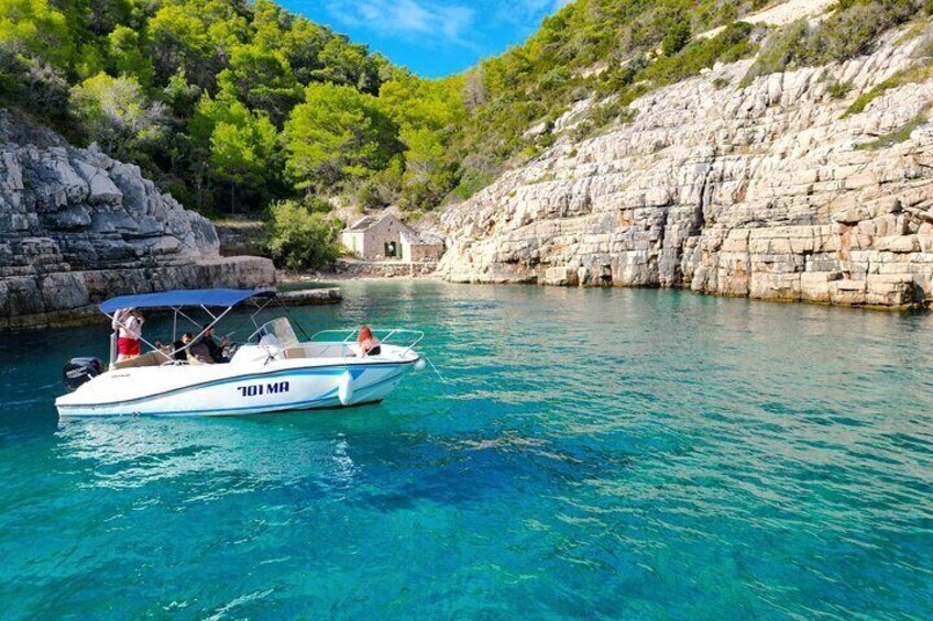 Stiniva Cove, Hvar Island
Standard 7 PAX option