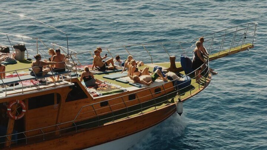 Alanya Relaxing Boat Tour with Lunch, Soft Drinks & Transfer