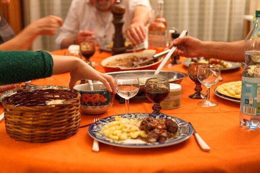 share a traditional meal with licauw