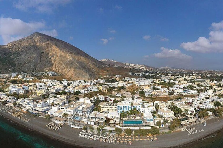  kamari
Covered with black sand and pebbles and in contrast with the blue color of the clear waters, they constitute an idyllic location for their visitors and a great place to spend their holidays .