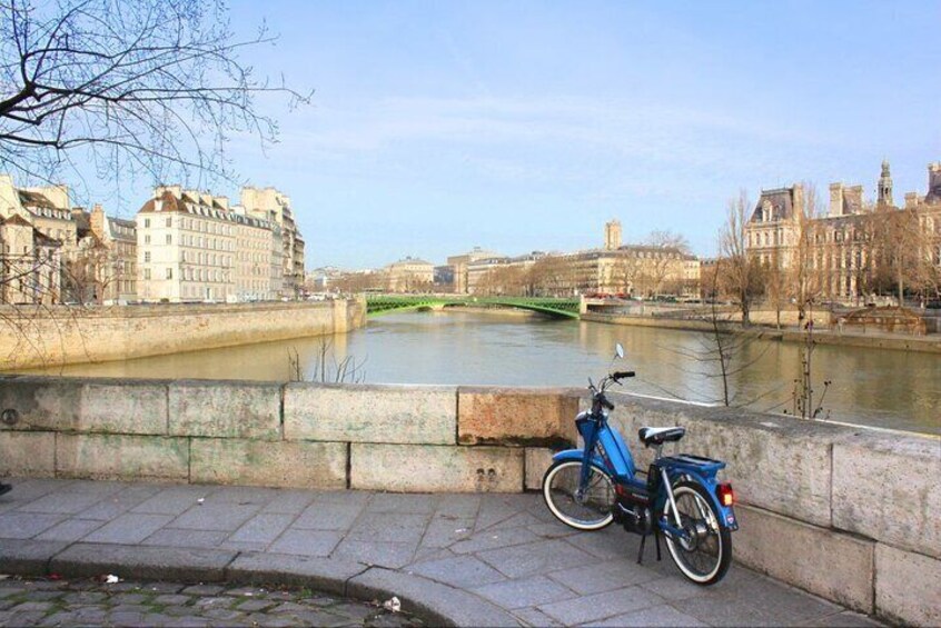 Guided Tour on an Electric Moped Les Secrets de Paris