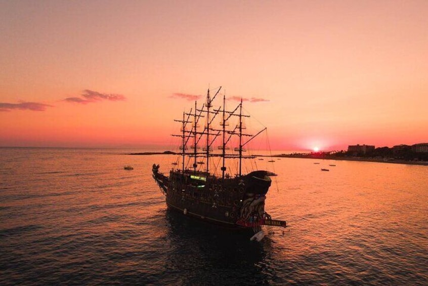 6-Hour Legend Big Kral Boat Tour in Alanya