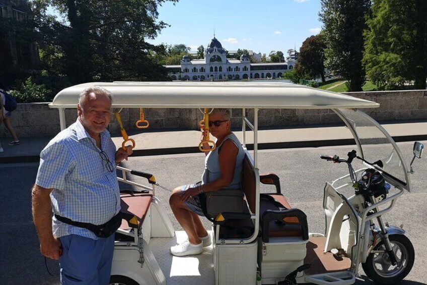 Private Sightseeing Tour using Electric Tuk Tuk Ride in Budapest 