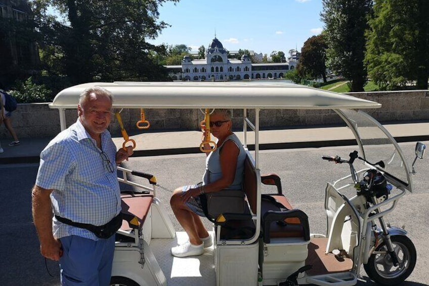 Private Sightseeing Tour using Electric Tuk Tuk Ride in Budapest
