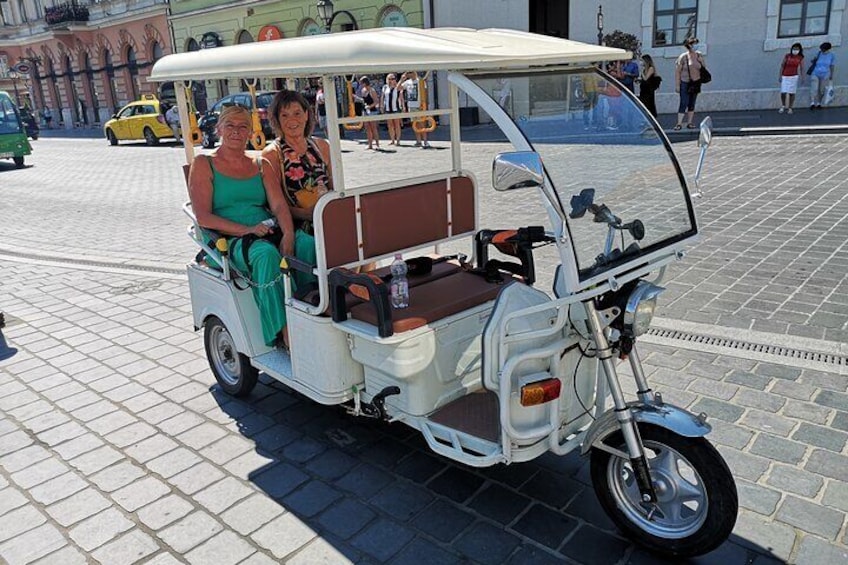 Private Sightseeing Tour using Electric Tuk Tuk Ride in Budapest 