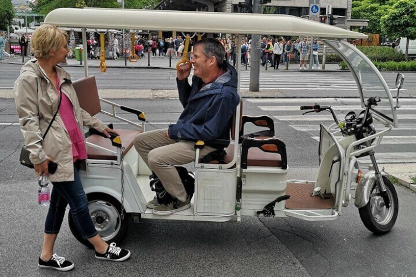 Private Sightseeing Tour using Electric Tuk Tuk Ride in Budapest 