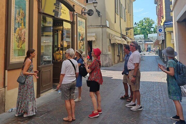 2 Hours walking tour with food stops