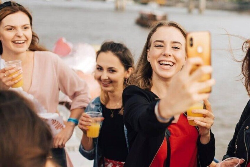 Sunset Boat Tour with Unlimited Drinks in Warsaw