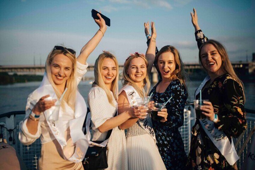 Sunset Boat Tour with Unlimited Drinks in Warsaw