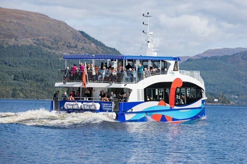 Cruise Loch Ness Boat sailing on Loch Ness