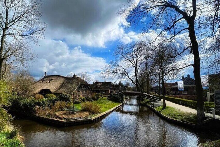 Zaanse Schans and Giethoorn Unique Day Trip with Boat Cruise