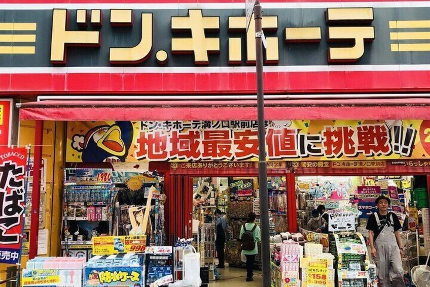 I will also guide you to local shops. This is a famous Japanese discount shop.