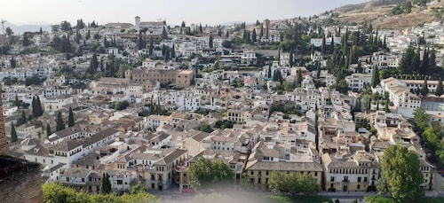 Granada: Albaicinin ja Sacromonten kaupunginosien opastettu kierros.