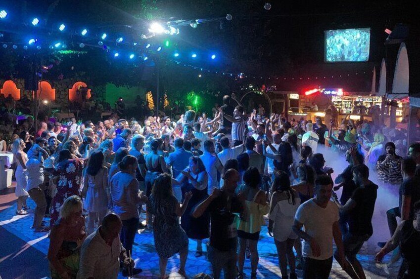Everyone on the dance floor!