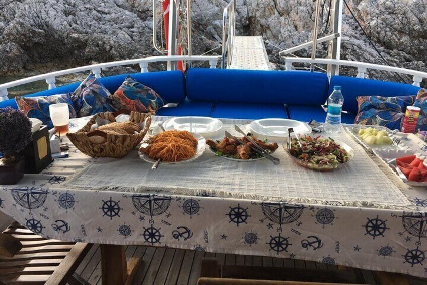 6 Hours Private Charter Boat Tour with Lunch in Bodrum