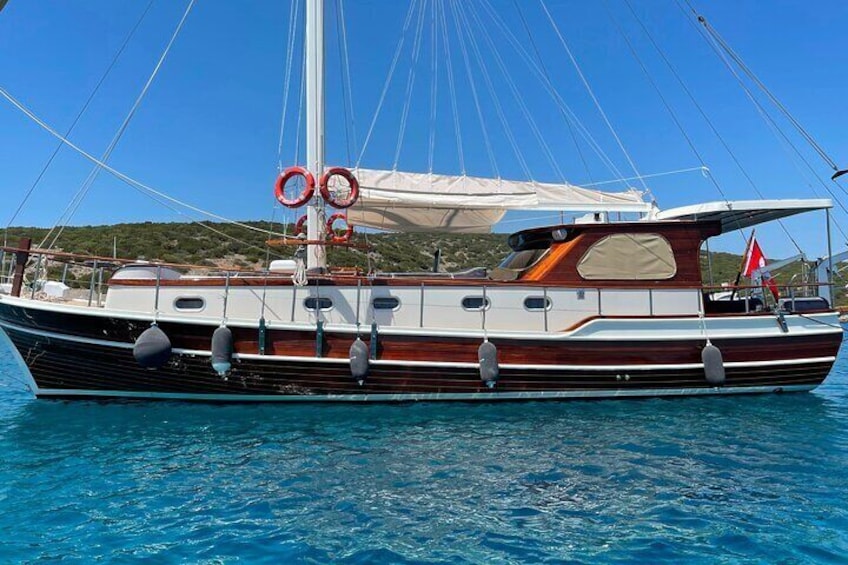 Private Gulet Yacht Cruise in Bodrum with Lunch and Soft Drinks