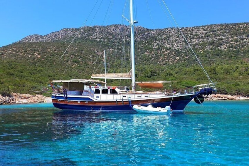Private Gulet Yacht Cruise in Bodrum with Lunch and Soft Drinks