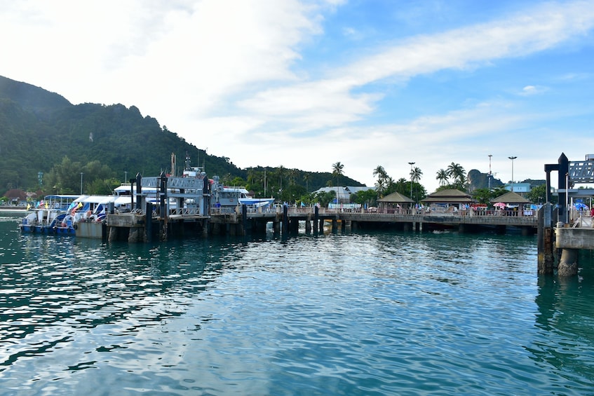 Travel from Krabi to Koh Phi Phi by Chao Koh speed boat