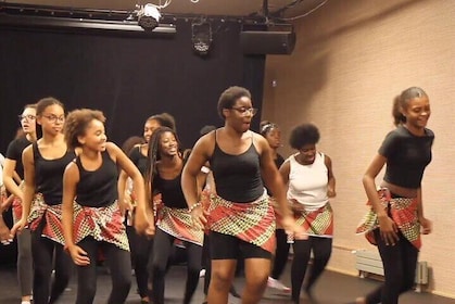 Afrikaanse traditionele dansactiviteit in Parijs