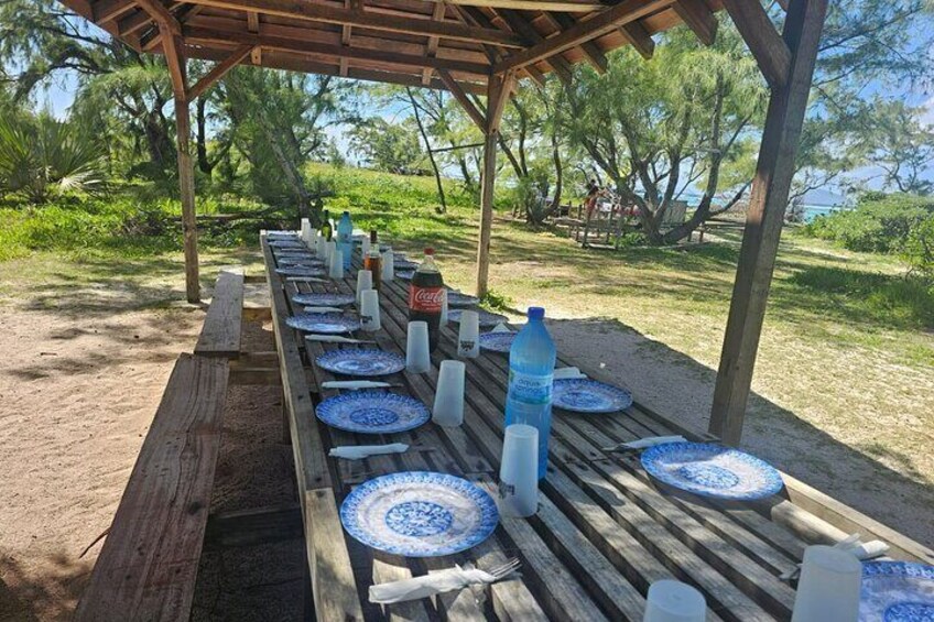 3 North Islands Catamaran Cruise with Snorkeling. Lunch on island