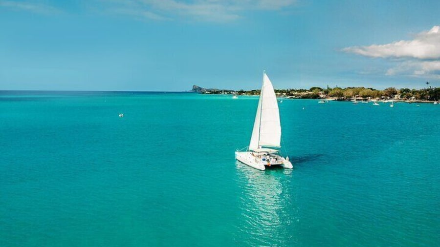 3 North Islands Catamaran Cruise with Snorkeling. Lunch on island