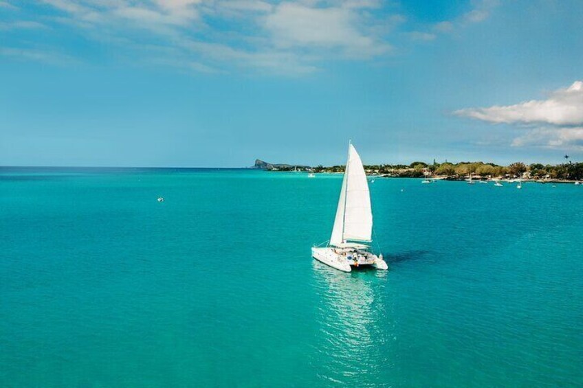 3 North Islands Catamaran Cruise with Snorkeling. Lunch on island