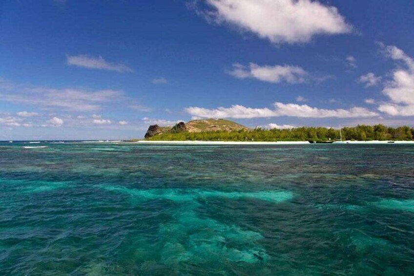 3 North Islands Catamaran Cruise with Snorkeling. Lunch on island