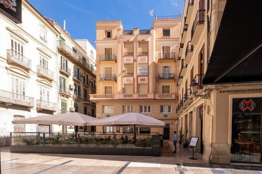 Located in this emblematic square in the historic center, just 300 m. of the cathedral of Malaga. / Location, emblematic square 300 m. from the cathedral.