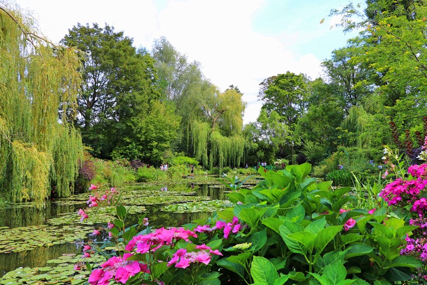 Giverny & Skip-the-line Versailles Guided Tour with Lunch