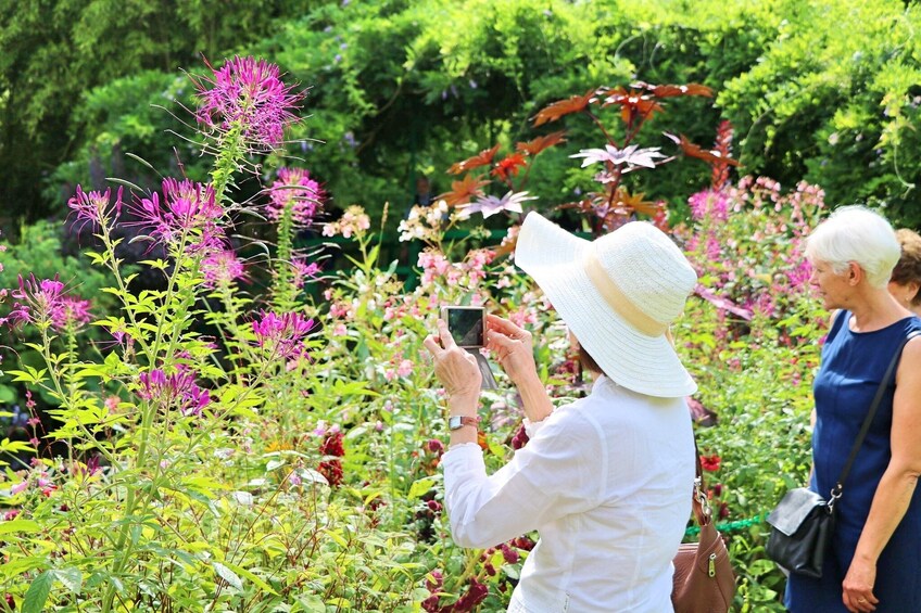 Giverny & Skip-the-line Versailles Guided Tour with Lunch