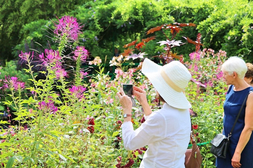Giverny & Skip-the-line Versailles Guided Tour with Lunch