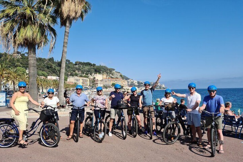 Start biking on the Promenade Des Anglais