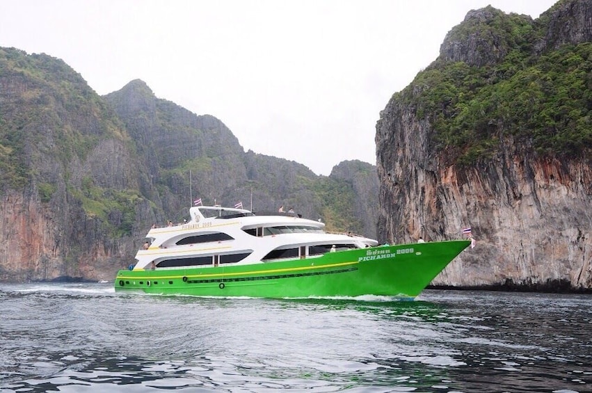 Travel from Phuket to Koh Phi Phi by ferry