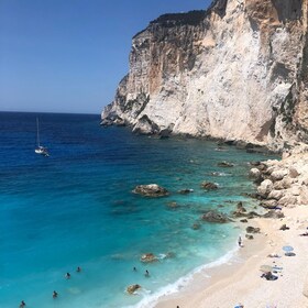 レフキンミ発パクソス島、アンティパクソス島、青の洞窟ボートツアー