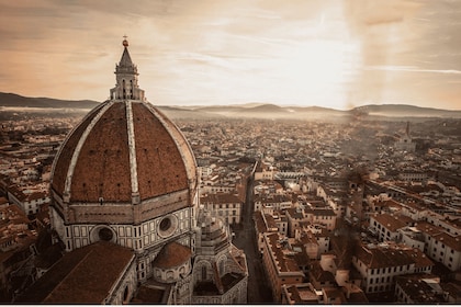 Florencia: entrada al Duomo con la cúpula de Brunelleschi