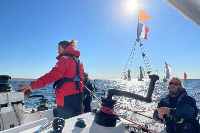 Friendly atmosphere: we try our hand at adjusting the sails while admiring the landscape